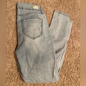 Seven brand distressed light wash skinny jeans. Never worn.